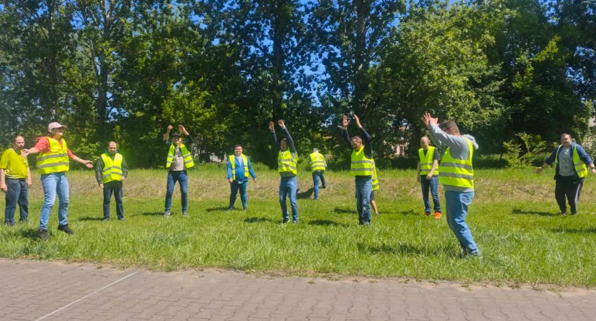 Na zdjęciu: Nie ma jak zajęcia na świeżym powietrzu, fot. Facebook/Warsztaty Terapii Zajęciowej w Radomsku