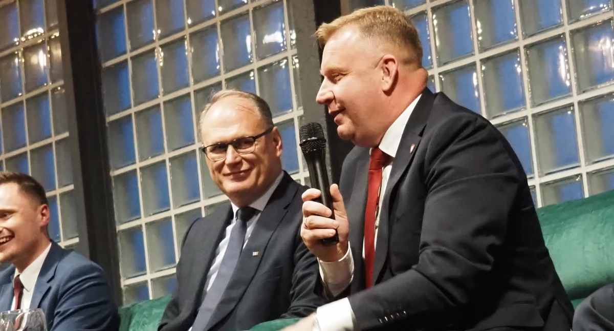 Na zdjęciu: Prezydent Jarosław Ferenc i starosta Łukasz Więcek na debacie prezydenckiej, kwiecień 2024