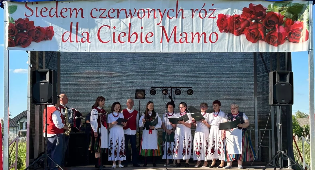 Na zdjęciu: występny lokalnych artystów na scenie w Kraszewicach, gdzie odbył się festyn z okazji Dnia Matki, fot. Edyta Majchrowska - Wójt gminy Masłowice