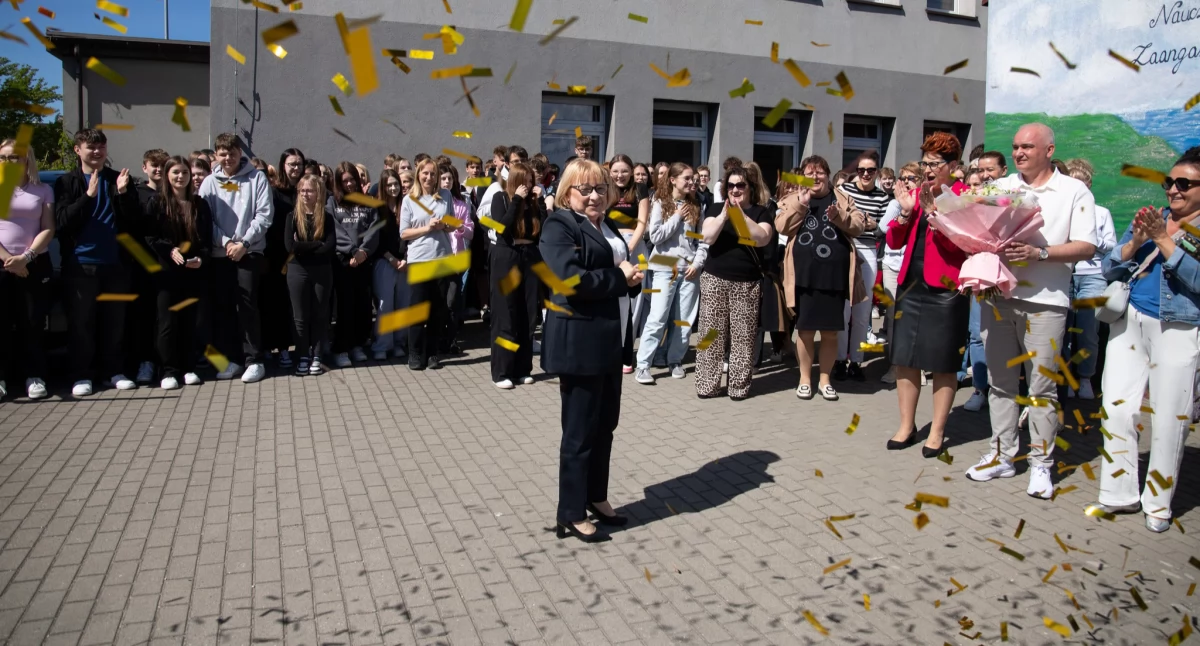 Na zdjęciu: Uczniowie Ekonomika  dyrektorki nie wybierali, ale  witali Małgorzatę Kołodziejską,  z pompą