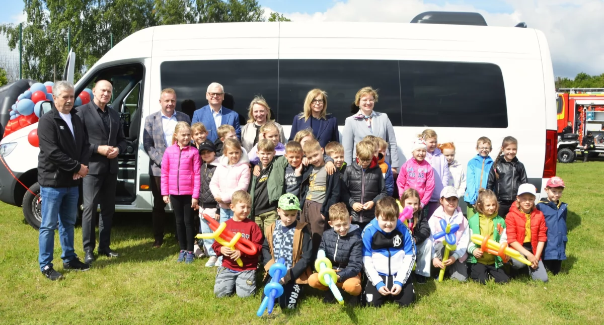 Na zdjęciu: nowy autobus trafił w zasób Gminy Gidle, niech służ jak najlepiej i jak najczęściej, fot. Starostwo Powiatowe w Radomsku