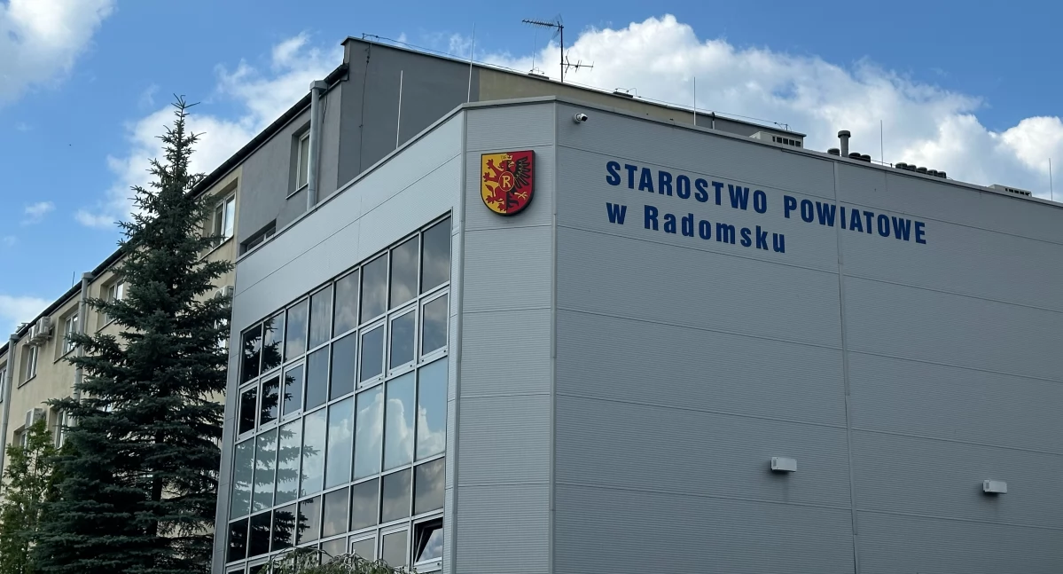 Na zdjęciu: Starostwo Powiatowe w Radomsku, Powiat Radomszczański znalazł się na liście 107 beneficjentów, którzy otrzymają dotacje na inwestycje, remonty, utrzymanie i zarządzanie drogami z rezerwy subwencji ogólnej na 2025 rok