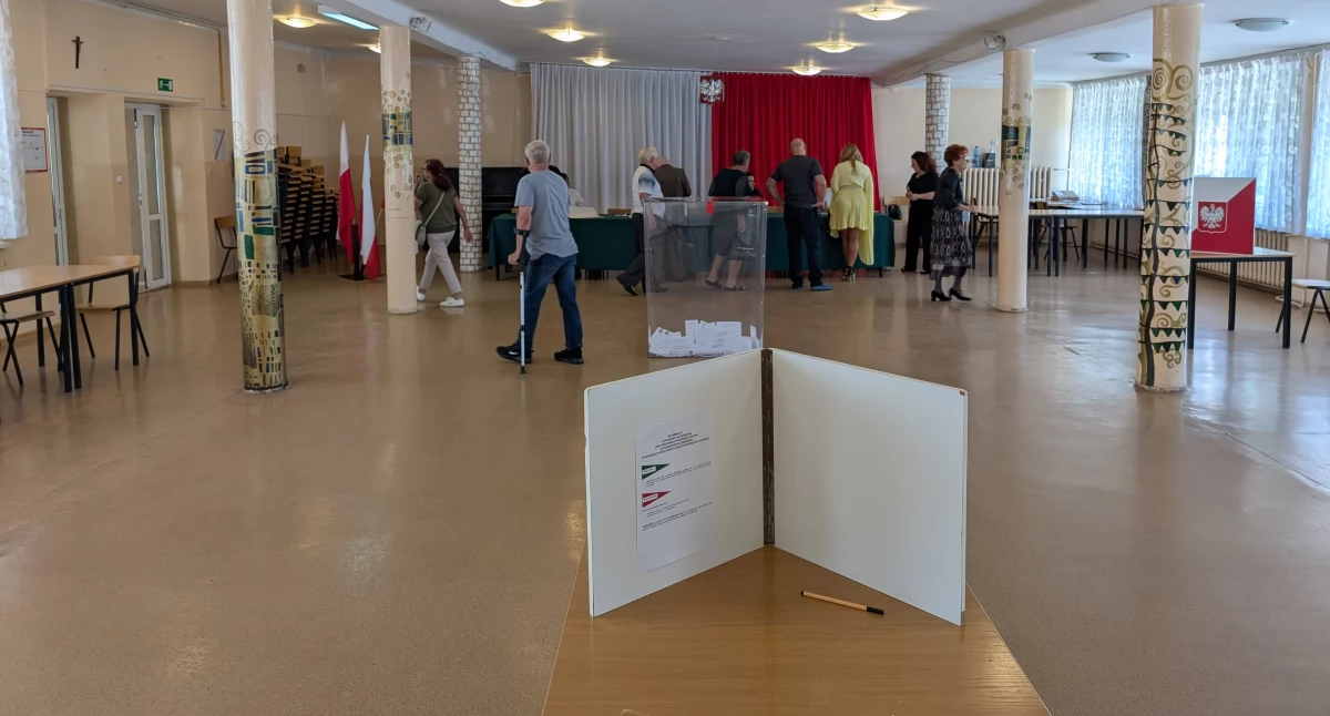 Na zdjęciu: Głosowanie kończy się o 21.