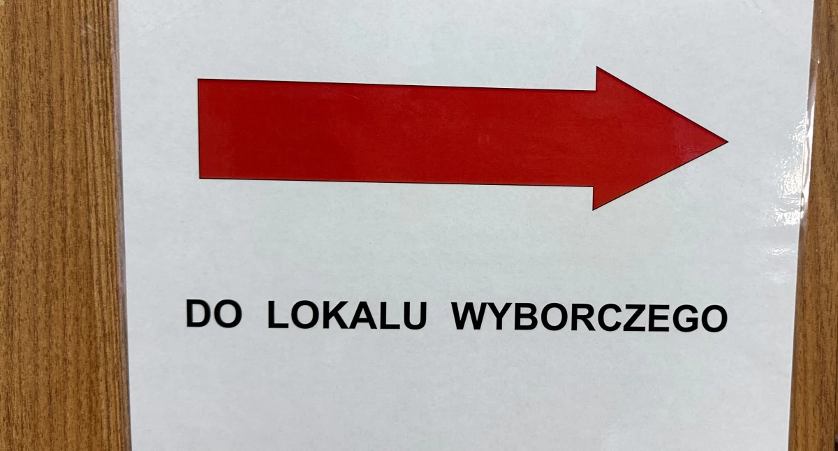 Na zdjęciu: kierunek wskazujący do lokalu wyborczego podczas wyborów prezydenckich 2025