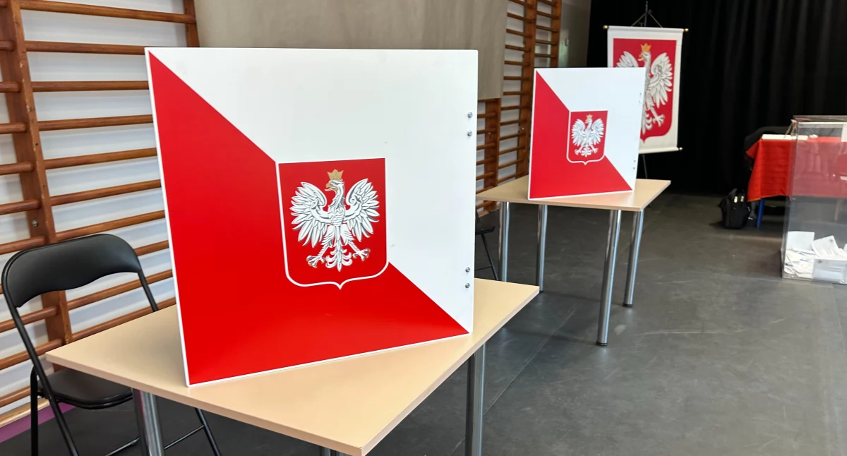 Na zdjęciu: lokal wyborczy podczas drugiej tury wyborów na urząd prezydenta RP w dniu 1 czerwca