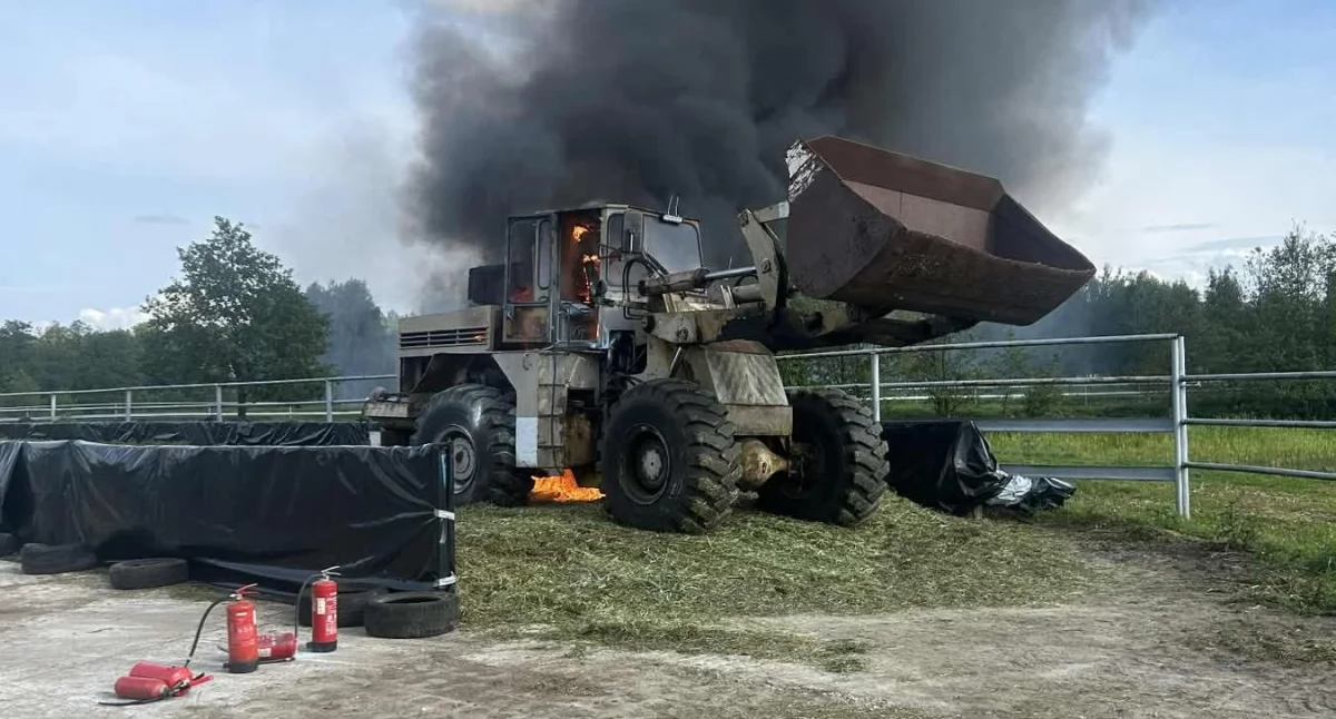 Straż pożarna, miejscowości Żencin doszło pożaru ładowarki akcji wyjechały cztery zastępy straży - zdjęcie, fotografia