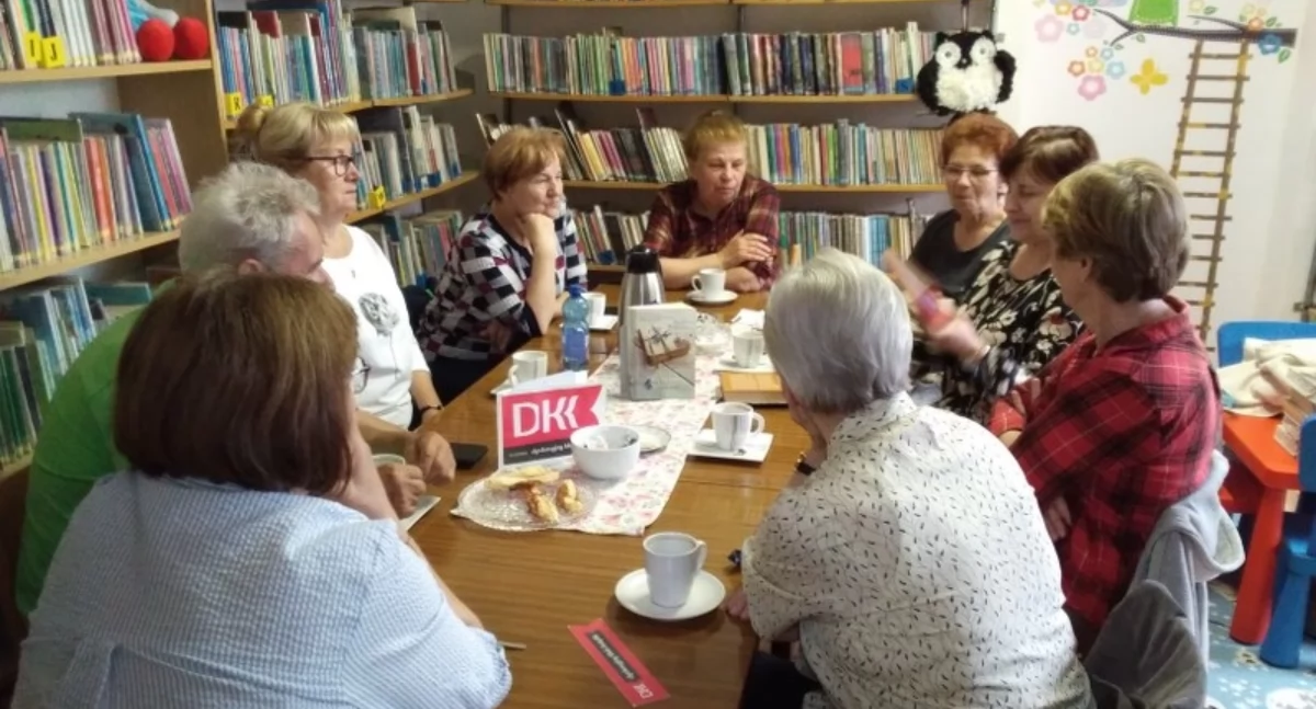Na zdjęciu: uczestnicy majowego spotkania Dyskusyjnego Klubu Książki w Gidlach, fot. Gminna Biblioteka Publiczna w Gidlach