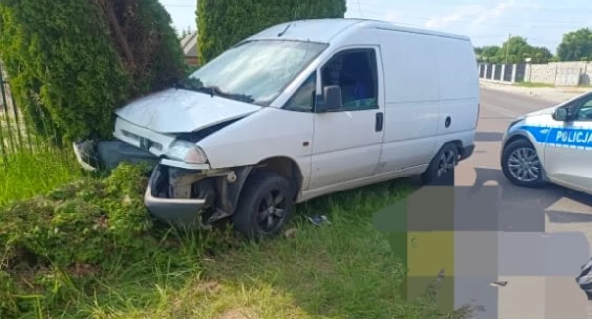 Na zdjęciu: Policjanci ustalają przyczyny i okoliczności wypadku, fot. KPP Radomsko/KP PSP Radomsko