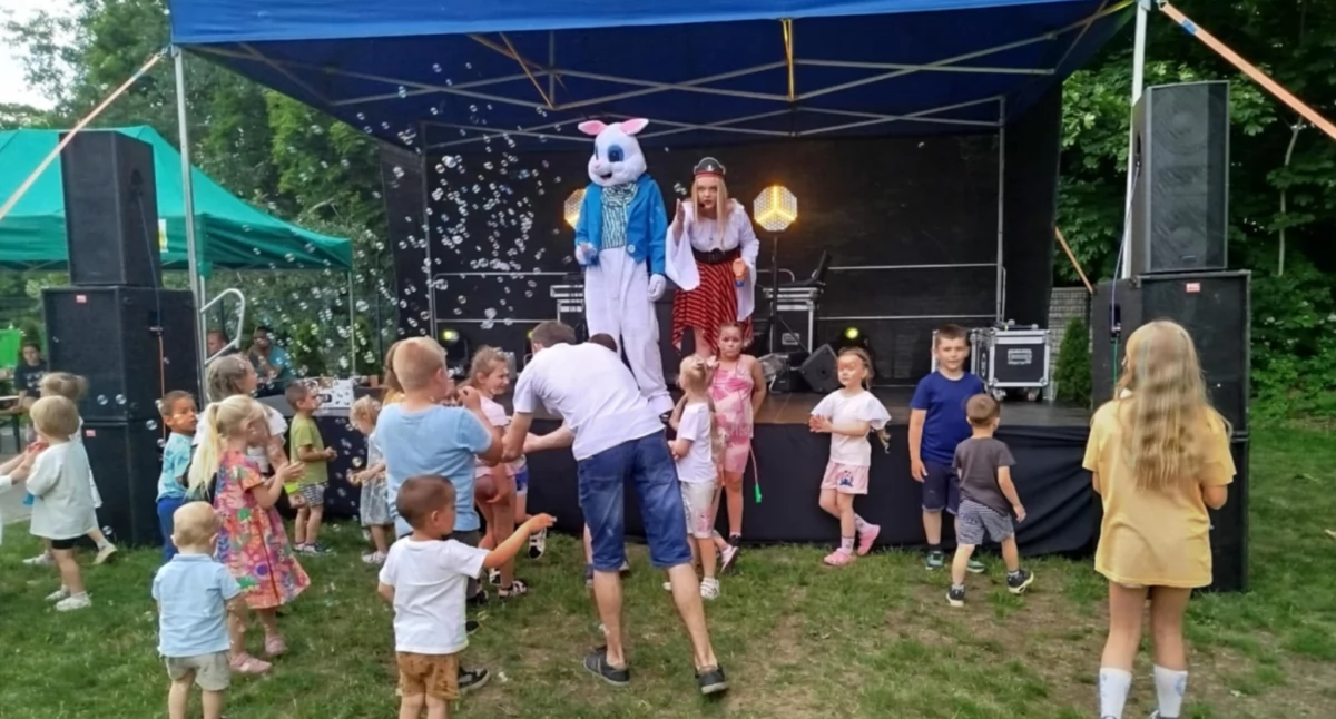 Na zdjęciu: dzieci w Kodrębie podczas wspólnych tańców i licznych niespodzianek przygotowanych przez animatorów spędziły Dzień Dziecka, fot: Gmina Kodrąb