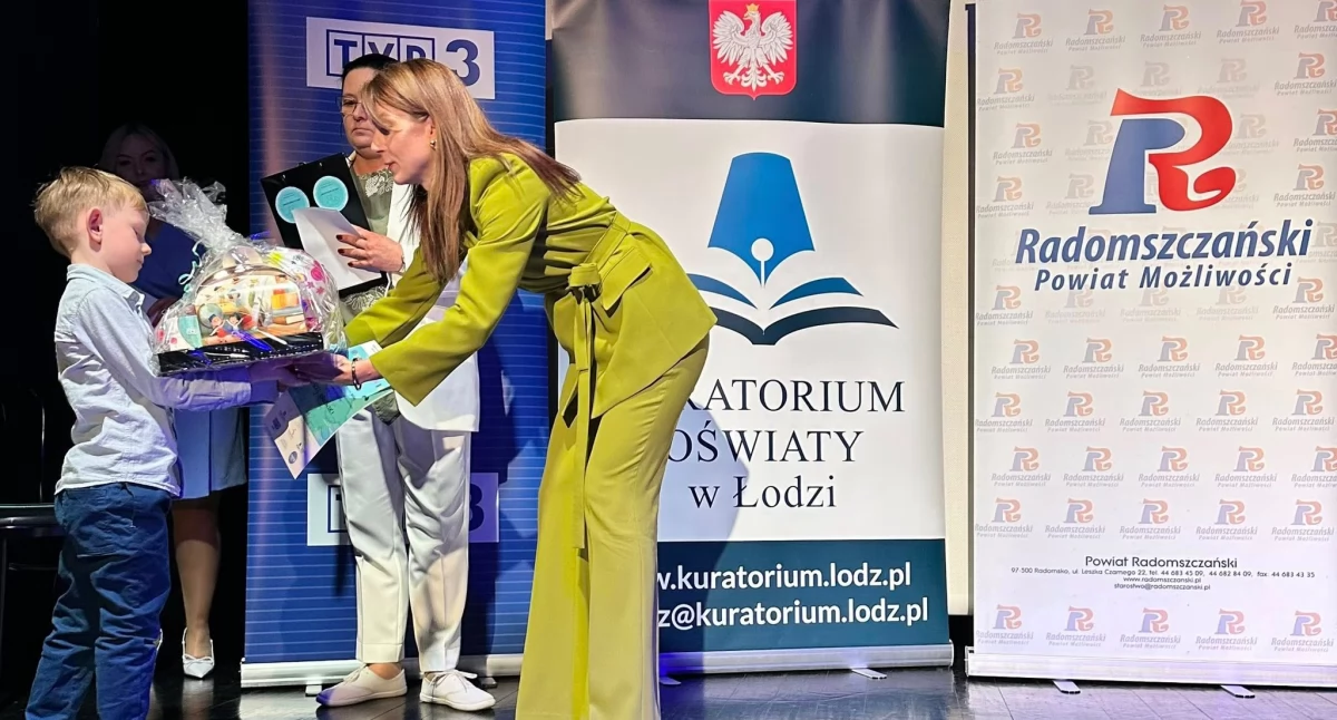 Na zdjęciu: wręczenie nagród w konkursie „Łamijęzyczkowe przygody”, fot.Przedszkole Samorządowe Wola Krzysztoporska