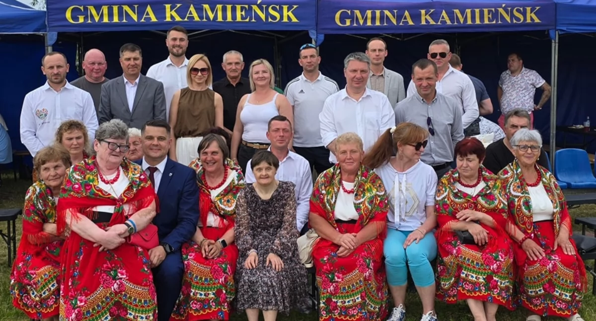 Na zdjęciu: uczestnicy jubileuszowych uroczystości z okazji 10-lecia KGW w Pytowicach, fot. Gmina Kamieńsk