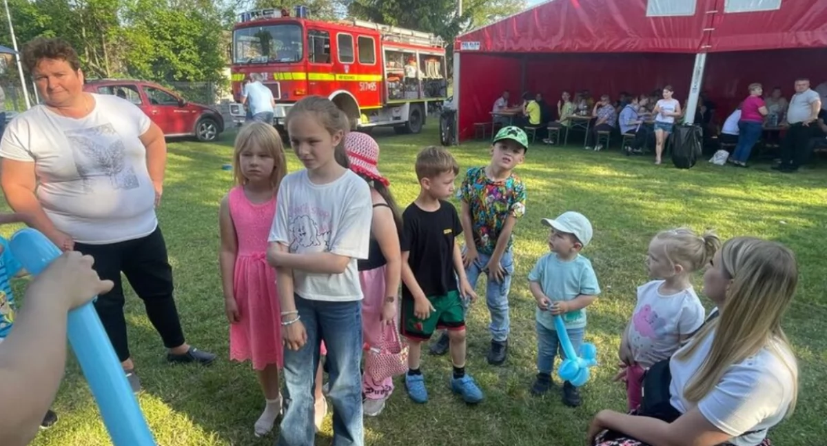 Na zdjęciu: uczestnicy pikniku w Ciężkowicach mieli okazję zobaczyć jak modeluje się figurki z balonów, fot. Starostwo Powiatowe w Radomsku