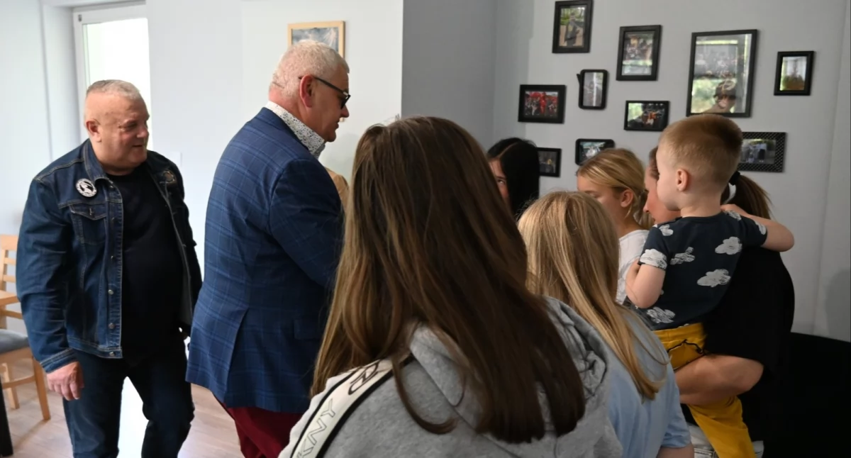 Na zdjęciu: Wojciech Ślusarczyk i Arkadiusz Ciach podczas wizyt w placówkach opiekuńczo-wychowawczych, fot. Starostwo Powiatowe w Radomsku