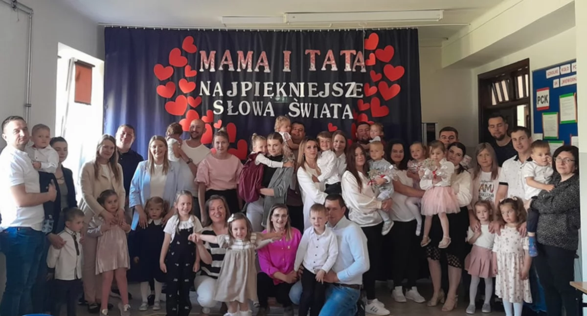 Na zdjęciu: rodzice i dzieci, świętujący w szkole, fot. Publiczna Szkoła Podstawowa w Wielgomłynach