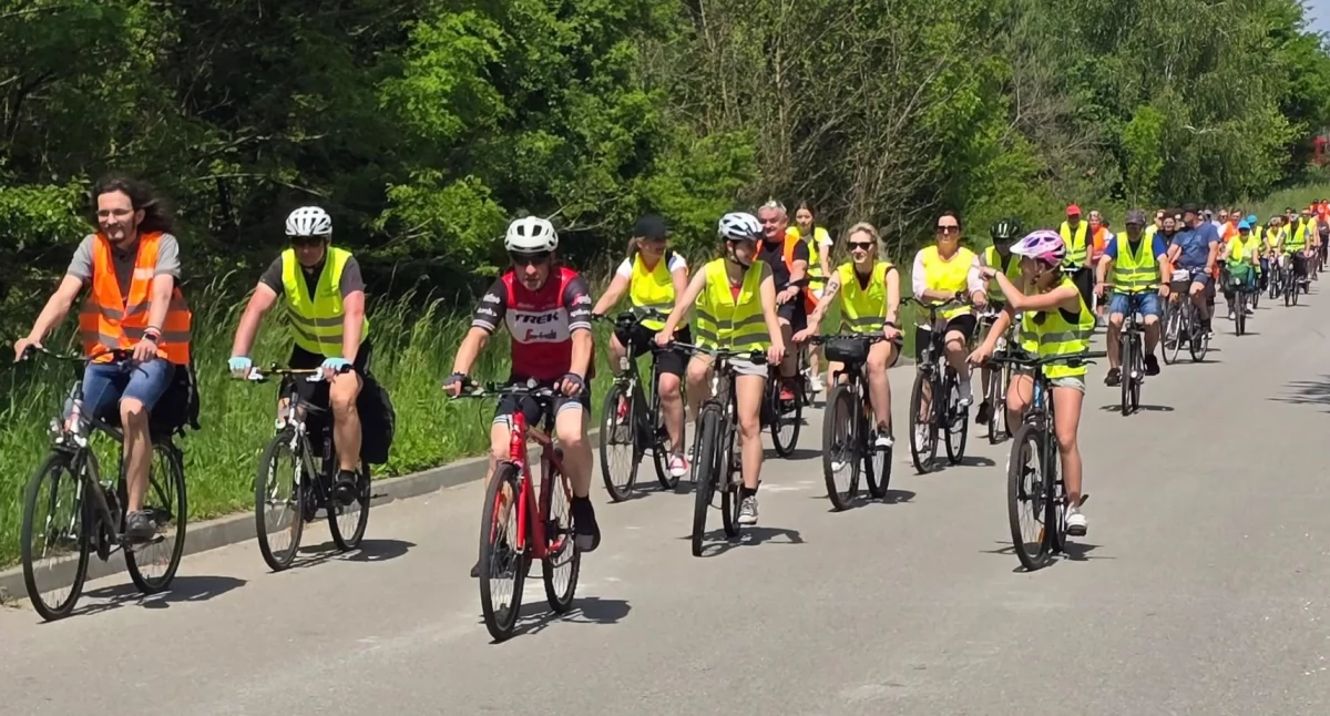 Na zdjęciu: rowerzyści licznie wzięli udział w rajdzie zorganizowanym z okazji Dnia Dziecka i jubileuszu 10-lecia KGW Pytowice, fot. Urząd Gminy Kamieńsk