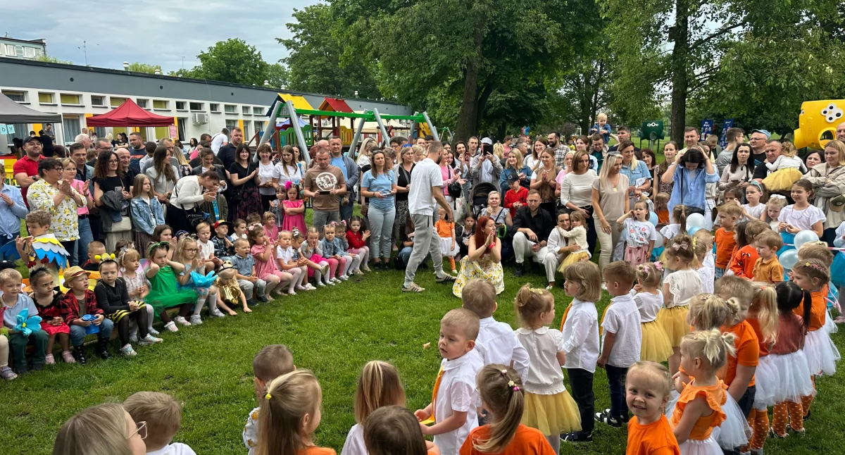 Na zdjęciu: przedszkolaki, rodzice, dziadkowie na festynie w przedszkolu przy tzw. Wielorybku