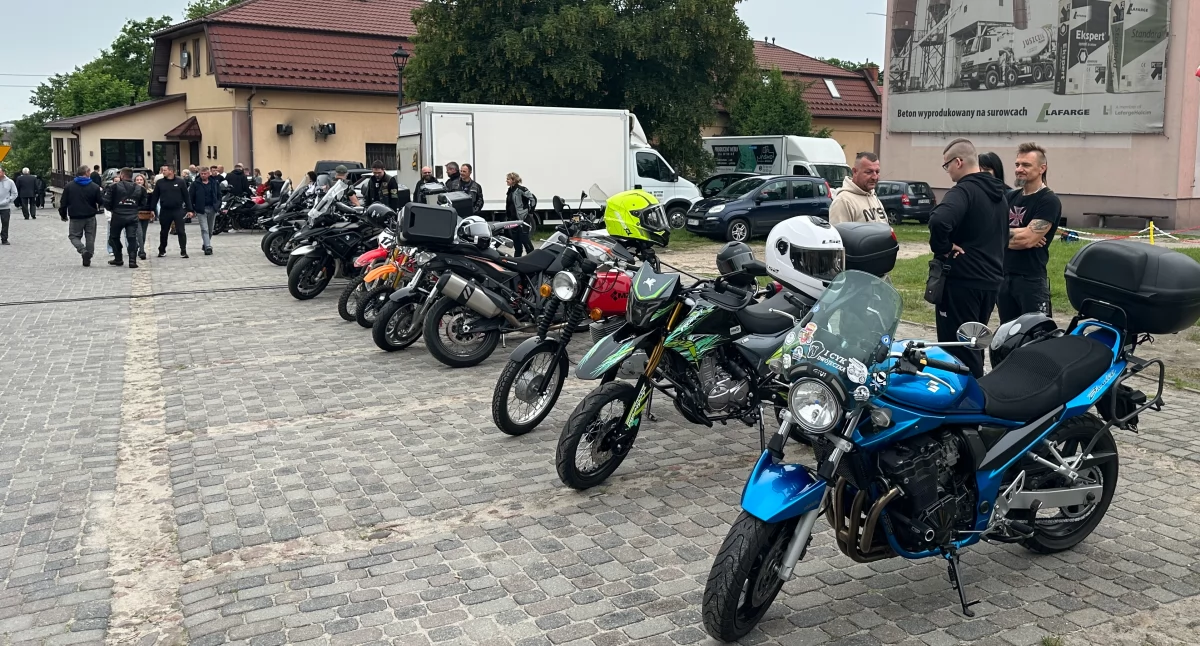 Na zdjęciu: ekspozycja jednośladów na przedborskim rynku w ramach akcji Motoserce 2025