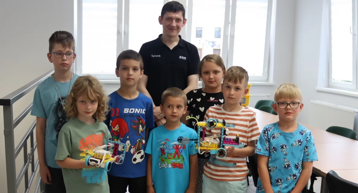 Na zdjęciu: uczestnicy warsztatów z LEGO robotyki, fot: facebook/Miejski Dom Kultury w Przedborzu