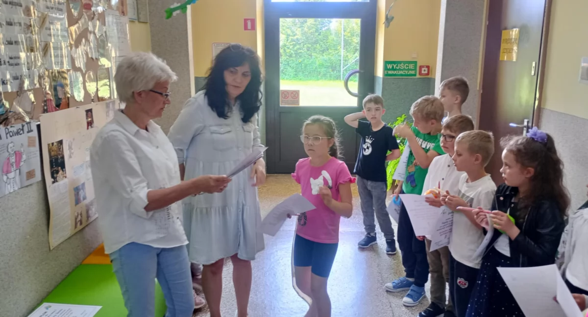 Na zdjęciu: Moment wręczania nagród, fot. Facebook/PSP w Woli Blakowej 