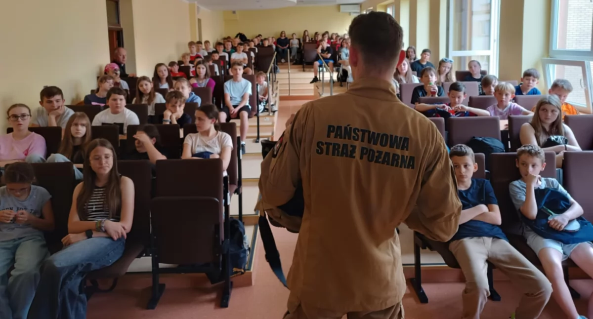 Na zdjęciu: spotkanie młodzieży z przedborskiej szkoły podstawowej z aspirantem in spe Państwowej Straży Pożarnej, fot. Publiczna Szkoła Podstawowa im. Kazimierza Wielkiego w Przedborzu