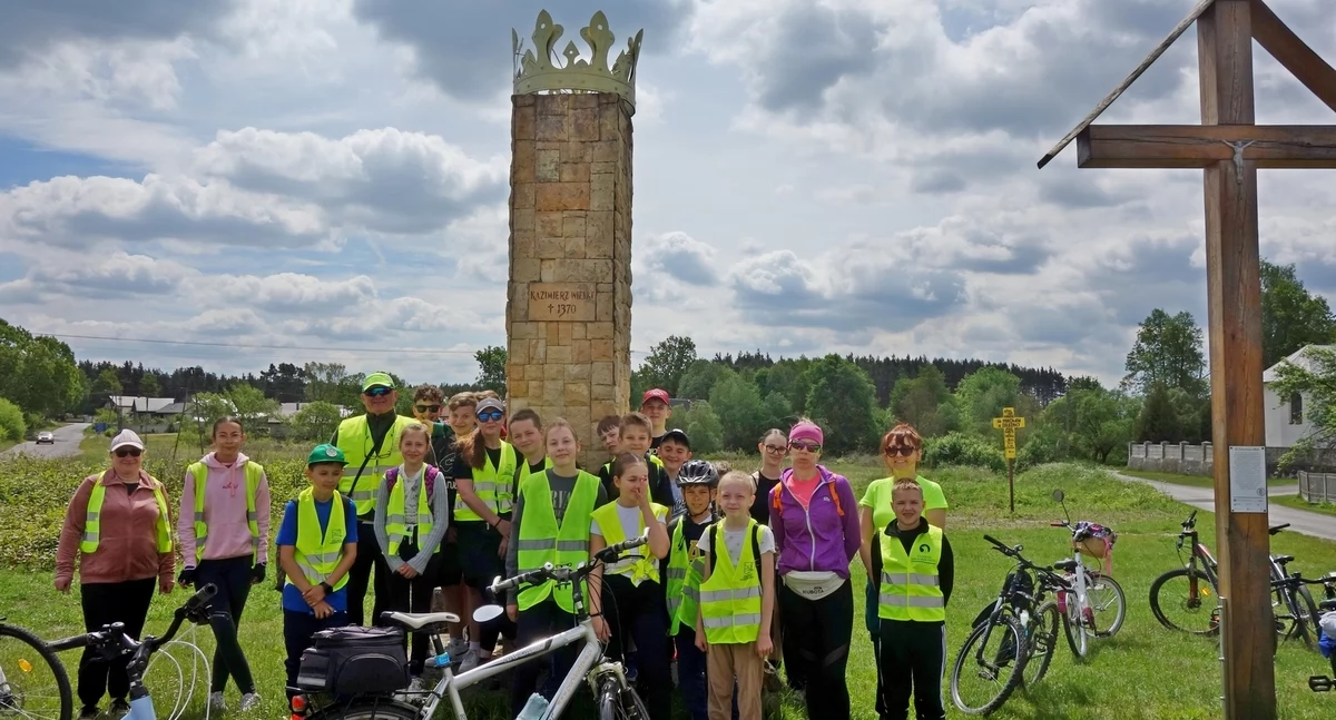 Na zdjęciu: uczniowie z podstawówki w Górach Mokrych podczas rajdu rowerowego w miejscowości Żeleźnica, fot. Przedborski Park Krajobrazowy - ZPKWŁ - Oddział NPK 