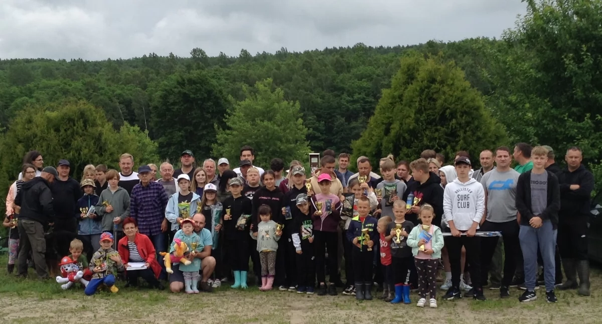 Na zdjęciu: uczestnicy zawodów zorganizowanych w ramach gminnego Dnia Dziecka, fot. Koło PZW w Kamieńsku; 652_pzw_pl
