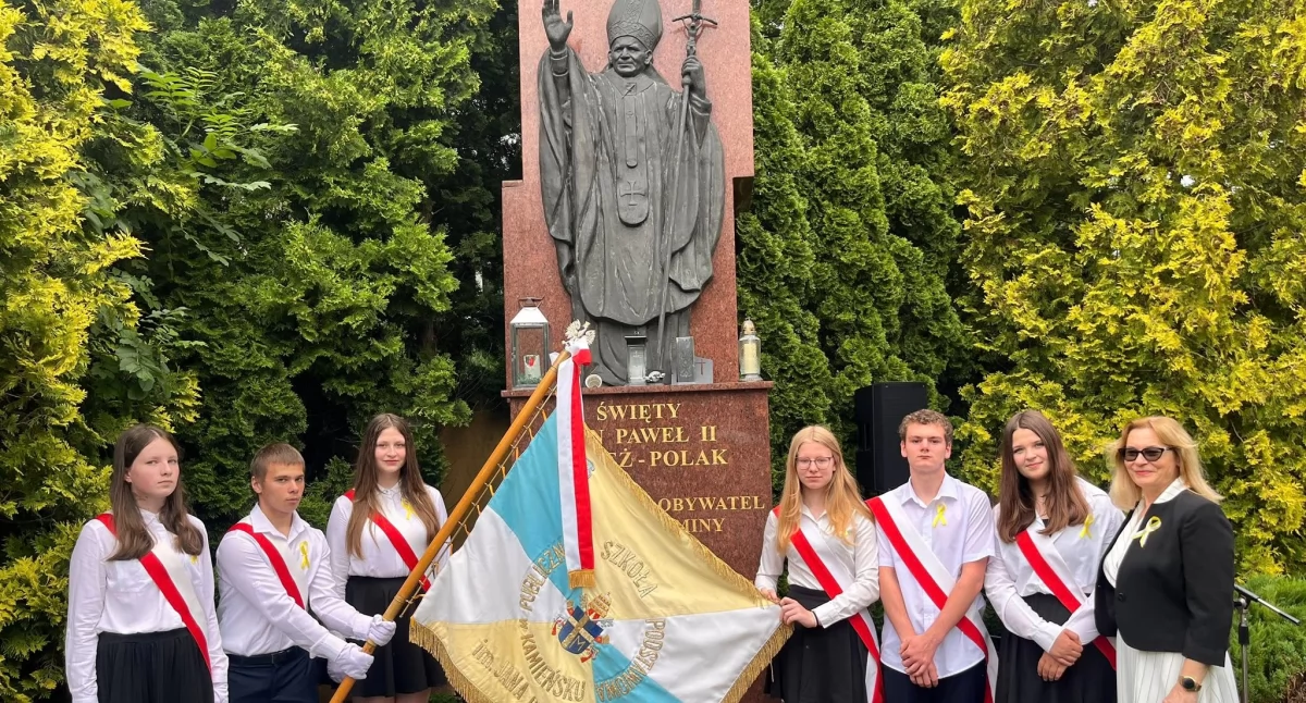 Na zdjęciu: poczet sztandarowy ze szkoły w Kamieńsku podczas uroczystych obchodów śta Patrona Szkoły, fot. Publiczna Szkoła Podstawowa im. Jana Pawła II w Kamieńsku
