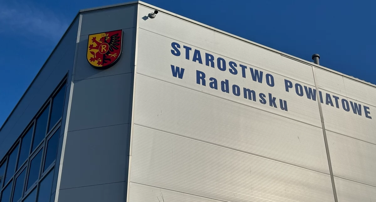 Na zdjęciu: budynek przy ulicy Leszka Czarnego 22, w którym mieści się Starostwo Powiatowe w Radomsku