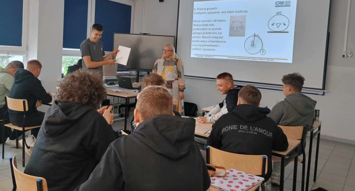 Na zdjęciu: Zajęcia nożyczkowe z matematyki, fot. Facebook/ZSP nr 1 w Radomsku