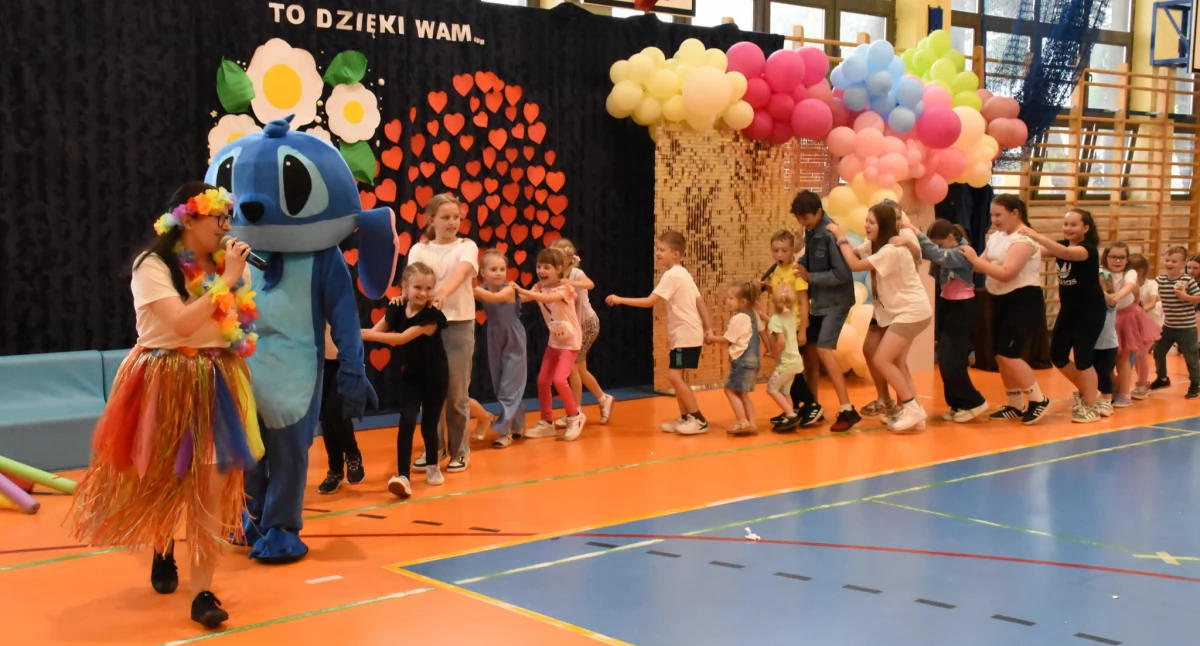 Na zdjęciu: uczestnicy tańcząchy ze Stich-em na zabwaie w szkole w Strzelcach Małych, fot. Publiczna Szkoła Podstawowa w Strzelcach Małych 