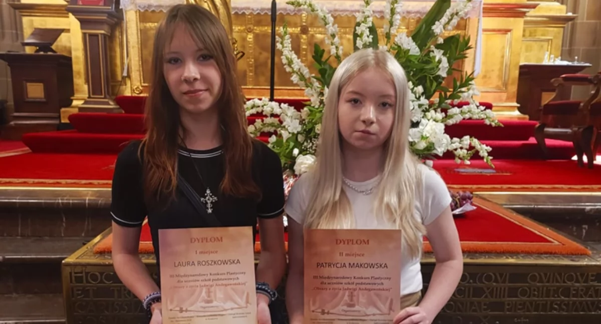 Na zdjęciu: Laura i Patrycja laureatkami międzynarodowego konkursu, fot. Facebook/PSP nr 4