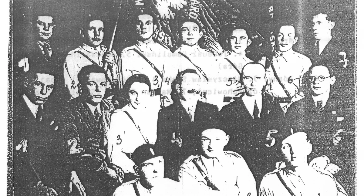 Na zdjęciu: Członkowie Stronnictwa  Narodowego powiatu radomszczańskiego Rząd dolny: 1. Mieczysław Krężelewski, 2. Bogusław Cielecki, 3. Zbigniew Piątakiewicz. Rząd środkowy 3. Helena  Szyszkowska (Radziechowice), 4. Tadeusz Gumuliński, 5. Jan Waliński (Sokola Góra). Rząd górny: 3. Mieczysław Soska,  4. Józef Kowalski - obaj z  Radziechowic, 7. Marian Zbroja (Stobiecko Szlacheckie)
