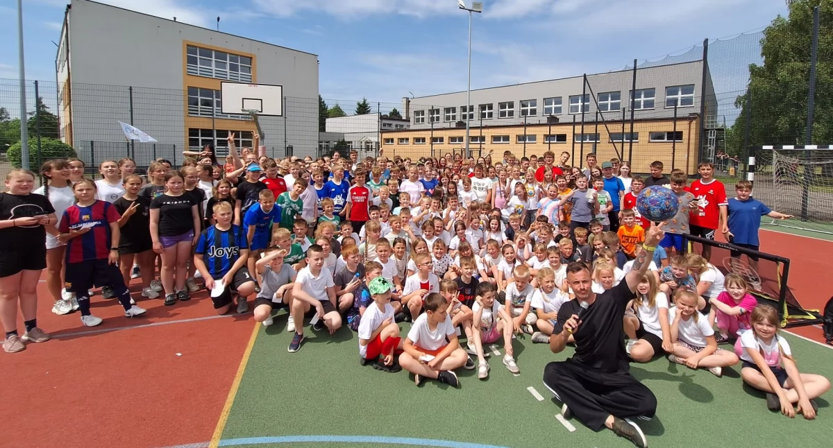 Na zdjęciu: Dzień Sportu w szkole miał zainspirować do bycia aktywnym fizycznie, fot. Publiczna Szkoła Podstawowa w Kodrębie