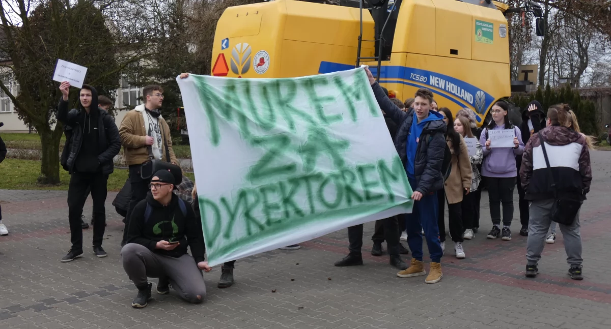Na zdjęciu: Uczniowie w Dobryszycach zorganizowali protest w obronie dyrektora Wiesława Olejnika