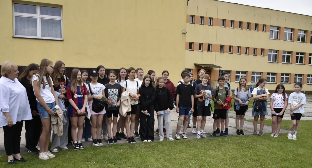 Na zdjęciu: uczniowie podczas zajęć sportowych, fot. 