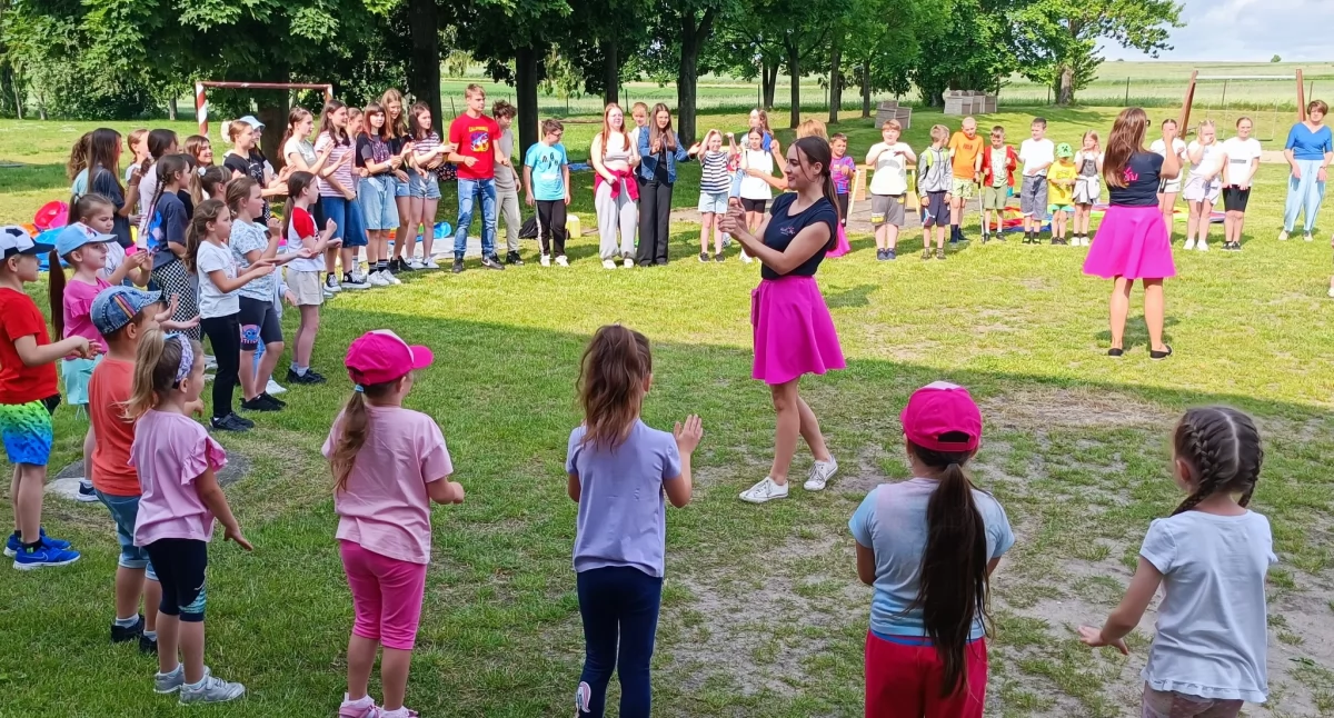 Na zdjęciu: dzieci z podstawówki w Borzykowej podczas szkolnego Dnia Dziecka, fot. Facebook/PSP w Borzykowej