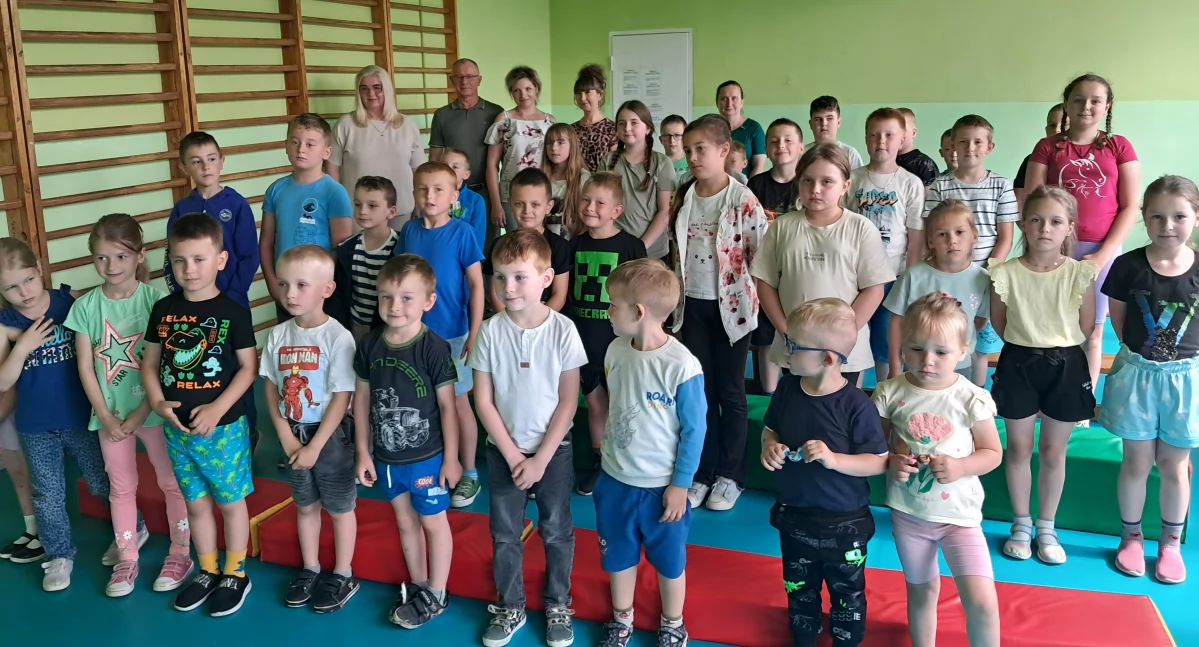 Na zdjęciu: uczniowie jednej z placówek oświatowych w gminie Wielgomłyny mogli posłuchać na żywo głośnego czytania, fot. Urząd Gminy Wielgomłyny