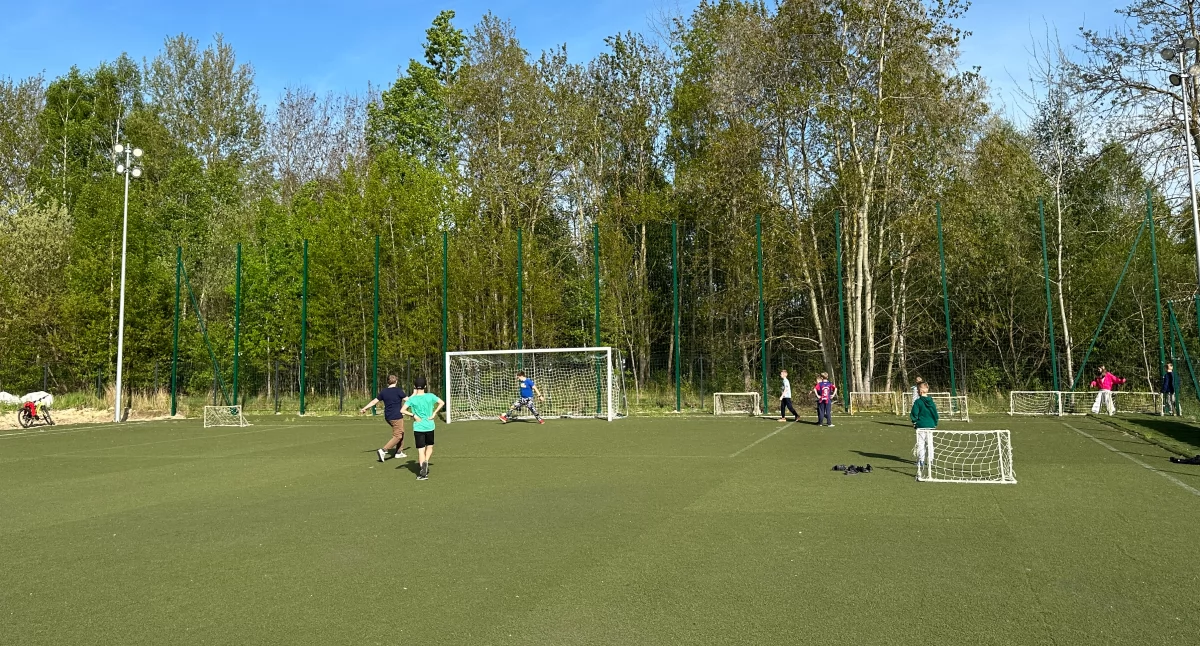 Na zdjęciu: boisko sportowe, miejsce w którym zdrowa rywalizacja jest pożądana 