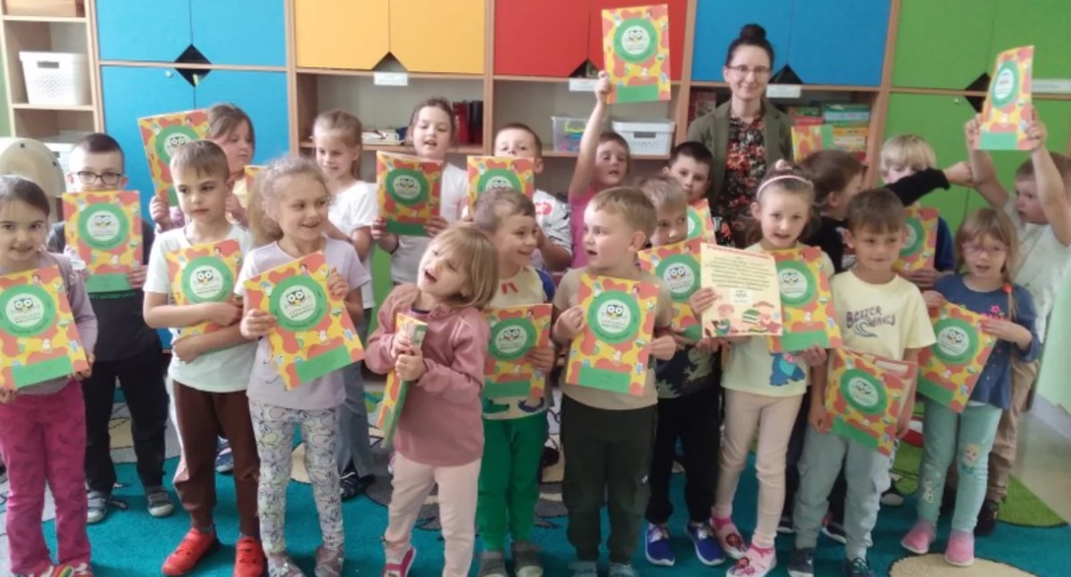 Na zdjęciu: zadowoleni czytelnicy, którzy realizowali w bibliotece projekt edukacyjny, fot. Gminna Biblioteka Publiczna w Gidlach