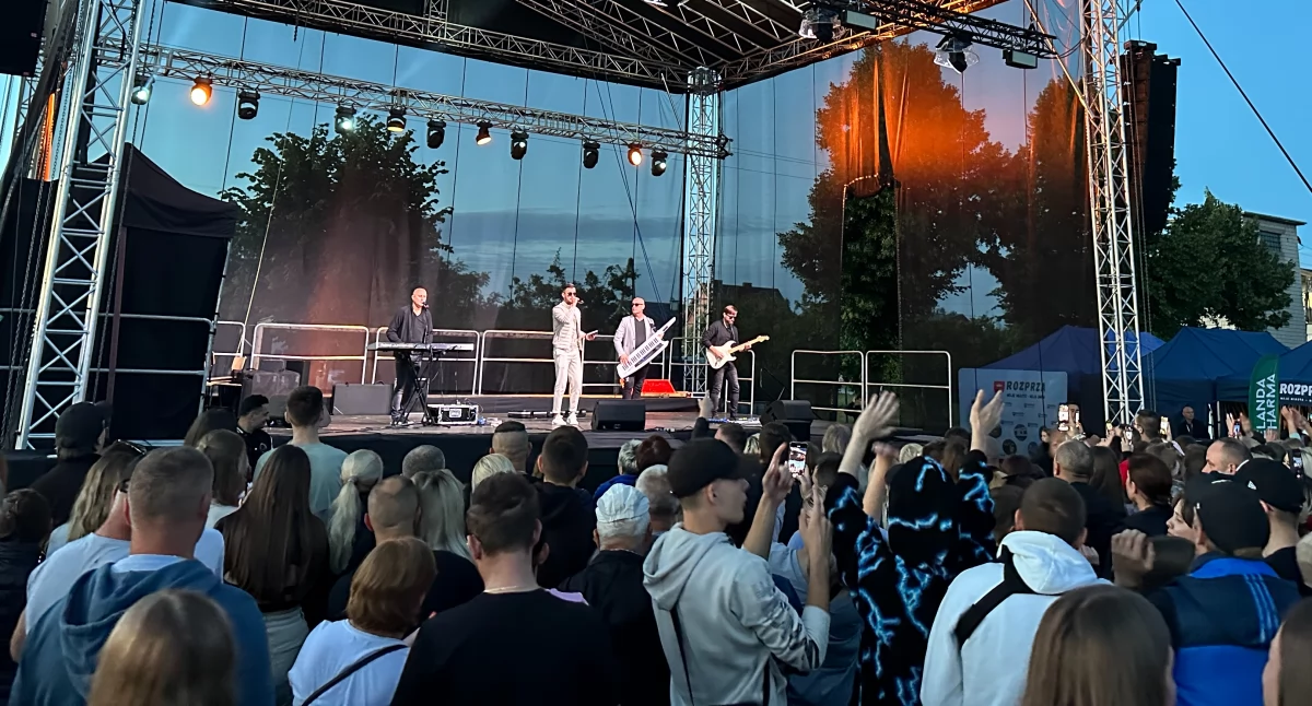 Na zdjęciu: muzyczna gwiazda przyciąga przed scenę tłumy mieszkańców, czy to miast, czy gmin, fot. zdjęcie ilustracyjne z ubiegłorocznych Dni Miasta i Gminy Rozprza
