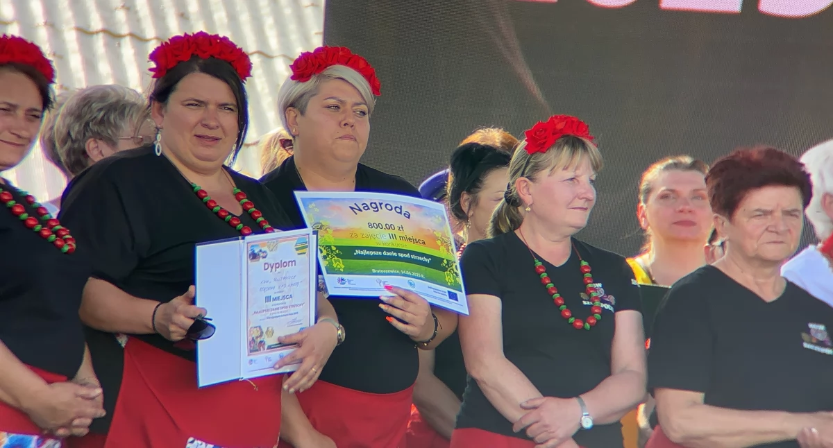 Na zdjęciu: kobiety z KGW Szczepocice Rządowe nad Wartą z gminy Radomsko na scenie w Bratoszewicach
