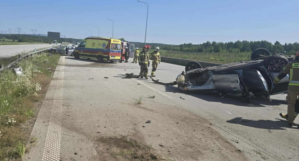 Na zdjęciu: Na miejscu są służby ratunkowe, fot. Facebook/RaportyAutostradoweA1