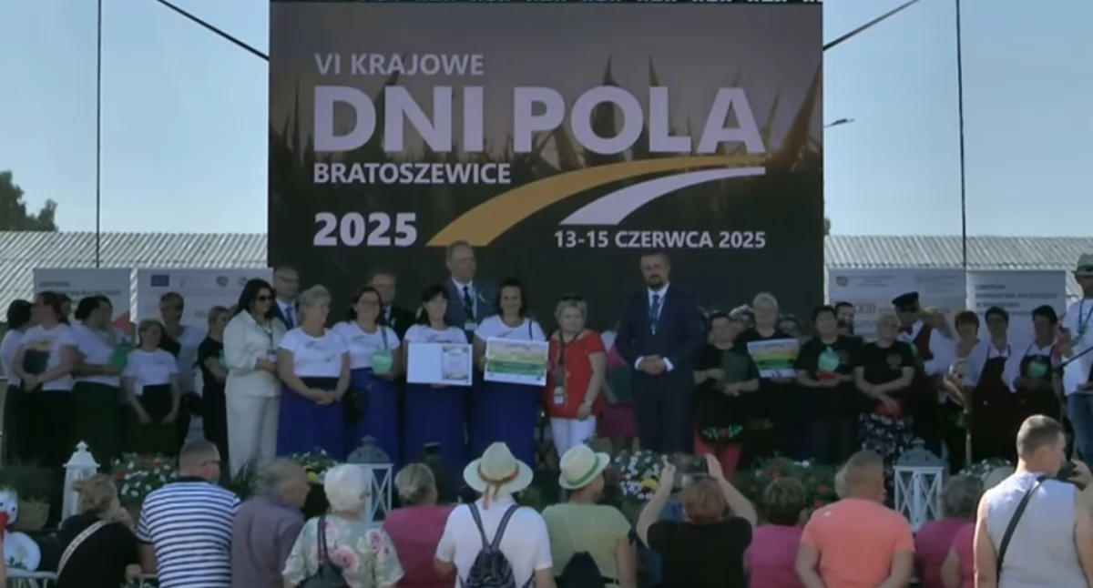 Na zdjęciu: KGW Józefinki w Józefowie Starym (gmina Przedbórz, powiat radomszczański) odbierają dyplom za zajęcie III miejsca w konkursie „Najlepsze danie krajów UE”, fot. youtube/Łódzki Ośrodek Doradztwa Rolniczego