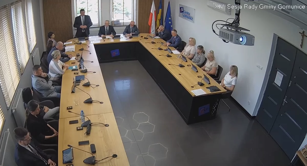Na zdjęciu: XIV Sesja Rady Gminy Gomunice, Radni jednogłośnie udzielili absolutorium wójtowi, fot. BIP Urząd Gminy Gomunice