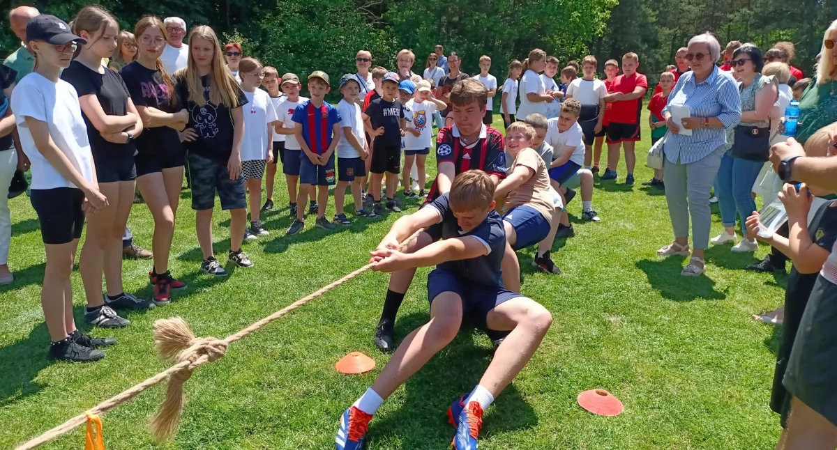 Na zdjęciu: uczestnicy Sportowych Igrzysk Sportowych w Krzętowie, gdzie w sobotę rywalizowali uczniowie z gminnych szkół, fot. Gminny Ośrodek Kultury i Sportu w Wielgomłynach 