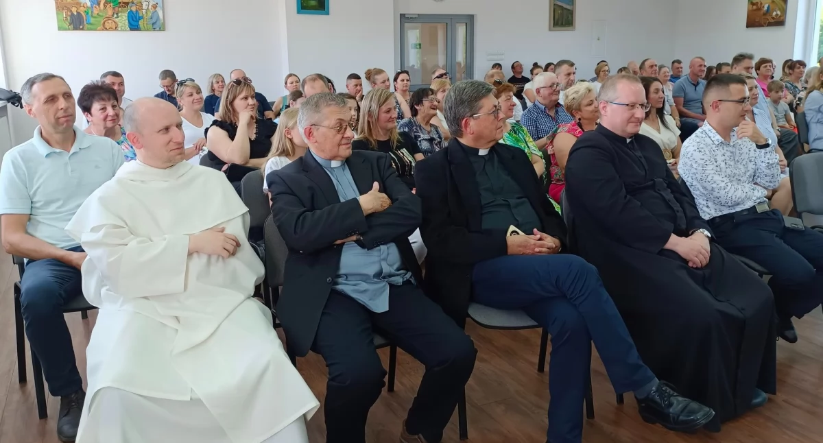 Na zdjęciu: publiczność Galowego Koncertu Instrumentalnego w Wielgomłynach zajęła wszystkie wolne miejsca, fot. Gminny Ośrodek Kultury i Sportu w Wielgomłynach