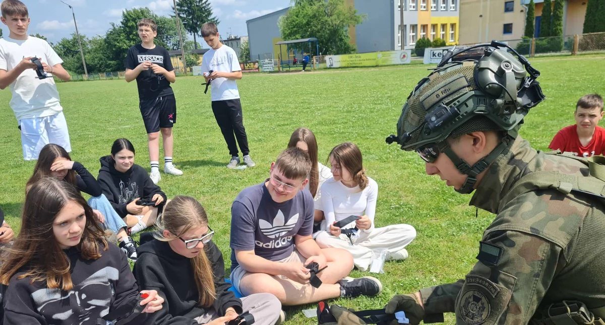 Edukacja, Nietypowa lekcja Dobryszycach szkoły przyjechali członkowie Jednostki Strzeleckiej - zdjęcie, fotografia