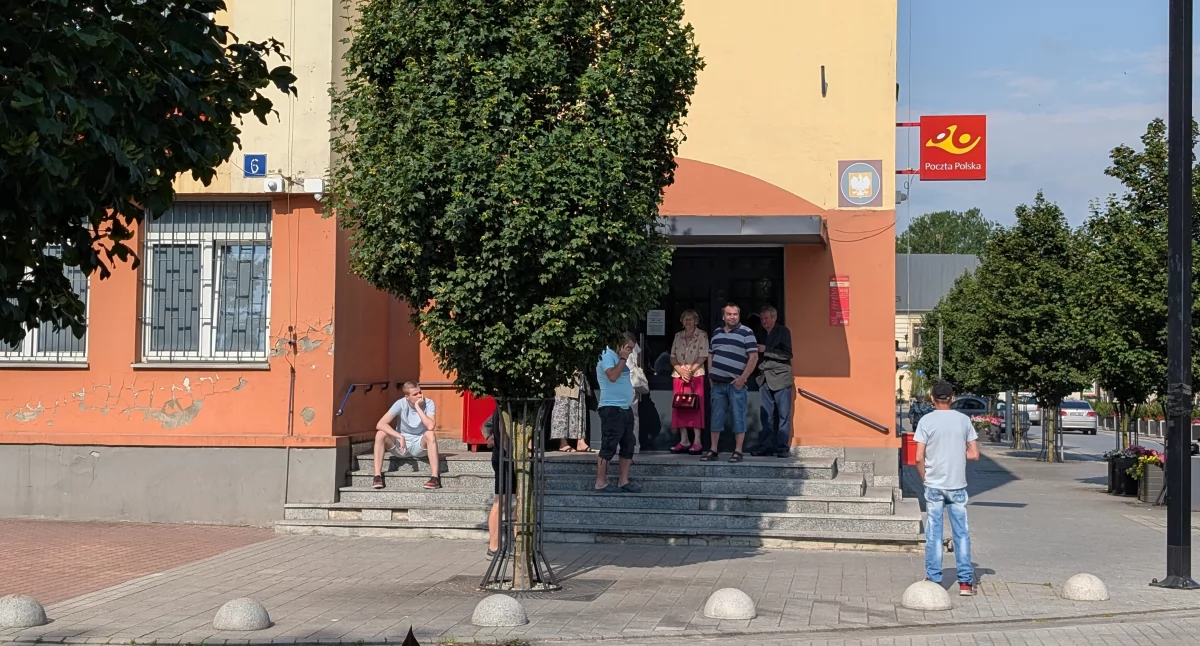 Na zdjęciu: Każdego dnia przed 9 na schodach czeka już co najmniej kilka osób