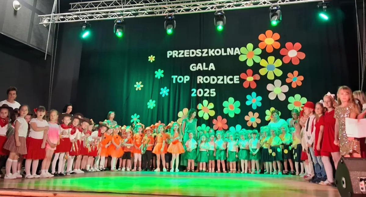 Na zdjęciu: młodzi artyści na scenie przedborskiego ośrodka kultury, fot. Samorządowe Przedszkole w Przedborzu