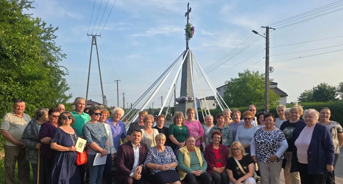 Na zdjęciu: uczestnicy jubileuszu przydrożnego krzyża w Kamieńsku, fot. Urząd Gminy Kamieńsk
